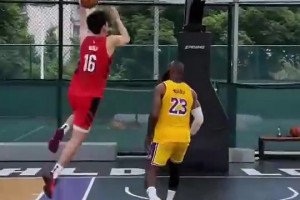 杰伦·格林用两个43公斤哑铃做卧推，有吧友能超过他吗？