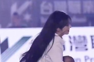 台湾省啦啦队美女高佳斌！这黑丝美腿+职业装，你看你也动心